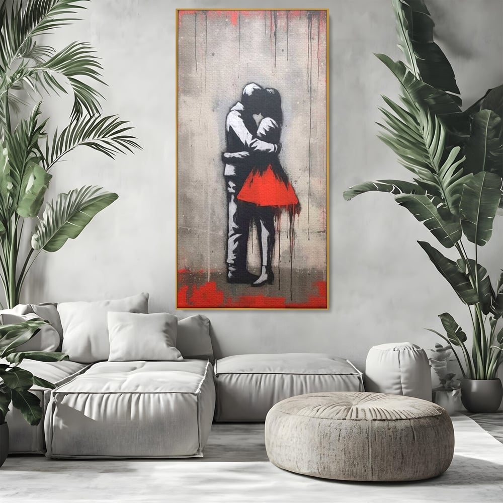 Tablou canvas cu tablou canvas cu doi indragostiti imbratisati, in rama de aluminiu auriu, pe perete intr-un living