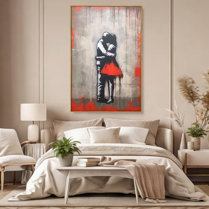 Tablou canvas cu tablou canvas cu doi indragostiti imbratisati, in rama de aluminiu auriu, pe perete intr-un dormitor