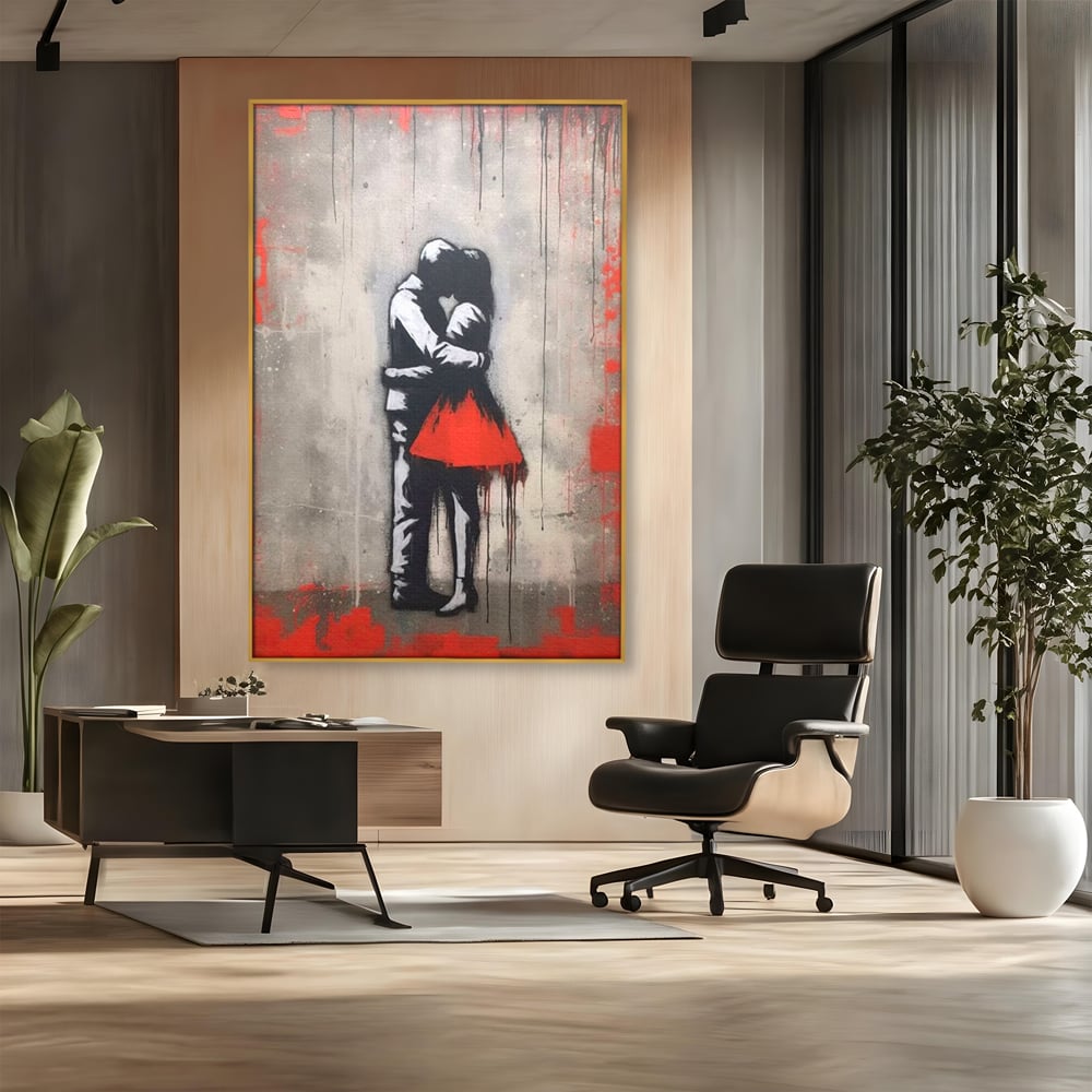 Tablou canvas cu tablou canvas cu doi indragostiti imbratisati, in rama de aluminiu auriu, pe perete intr-un birou