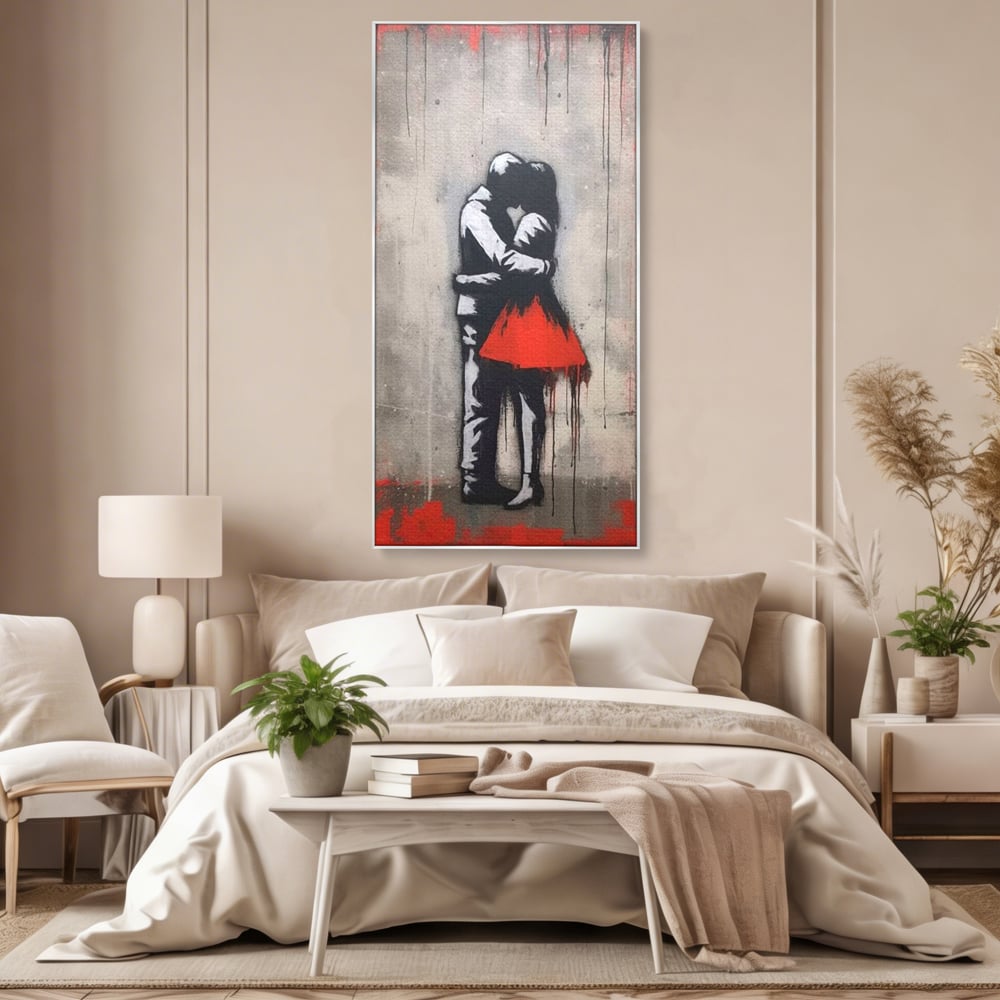 Tablou canvas cu tablou canvas cu doi indragostiti imbratisati, in rama de aluminiu argintiu, pe perete intr-un dormitor