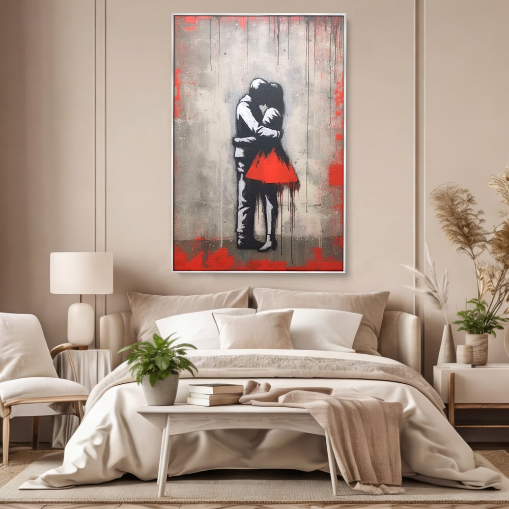 Tablou canvas cu tablou canvas cu doi indragostiti imbratisati, in rama de aluminiu argintiu, pe perete intr-un dormitor