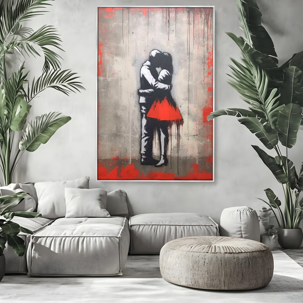 Tablou canvas cu tablou canvas cu doi indragostiti imbratisati, in rama de aluminiu argintiu, pe perete intr-un living