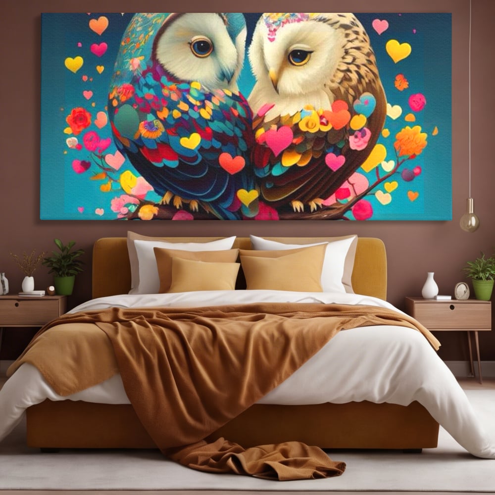 Tablou canvas cu tablou canvas cu doua bufnite colorate si inimi, fara rama, pe sasiu de lemn, pe perete intr-un dormitor