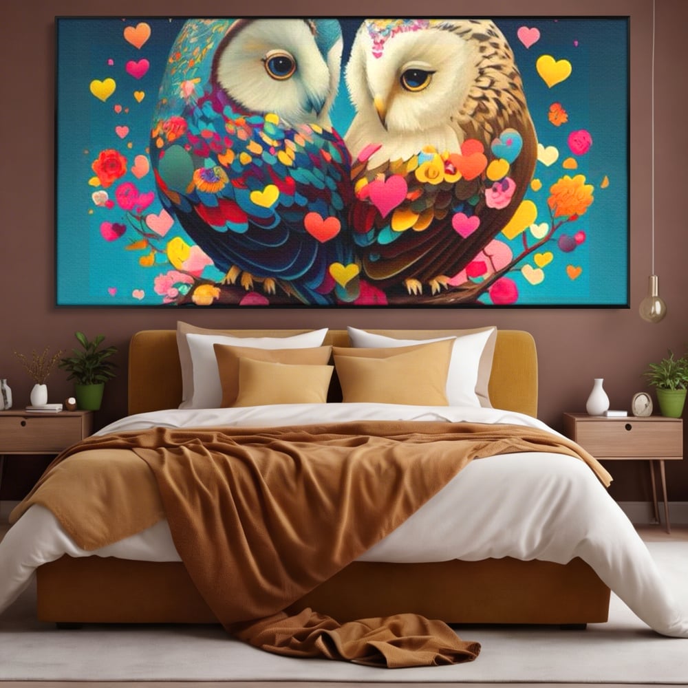Tablou canvas cu tablou canvas cu doua bufnite colorate si inimi, in rama de aluminiu negru, pe perete intr-un dormitor