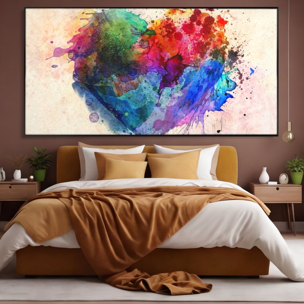 Tablou canvas cu tablou canvas cu inima colorata, in rama de aluminiu negru, pe perete intr-un dormitor
