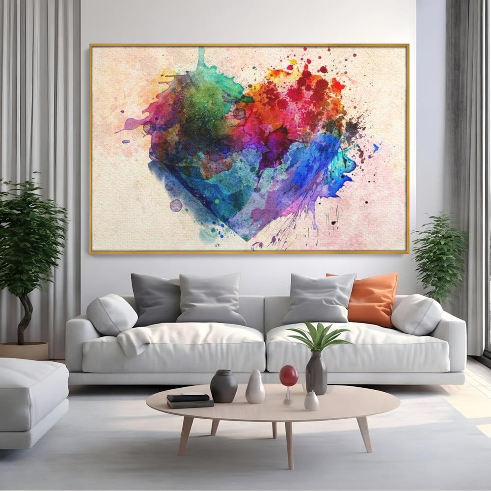 Tablou canvas cu tablou canvas cu inima colorata, in rama de aluminiu auriu, pe perete intr-un living