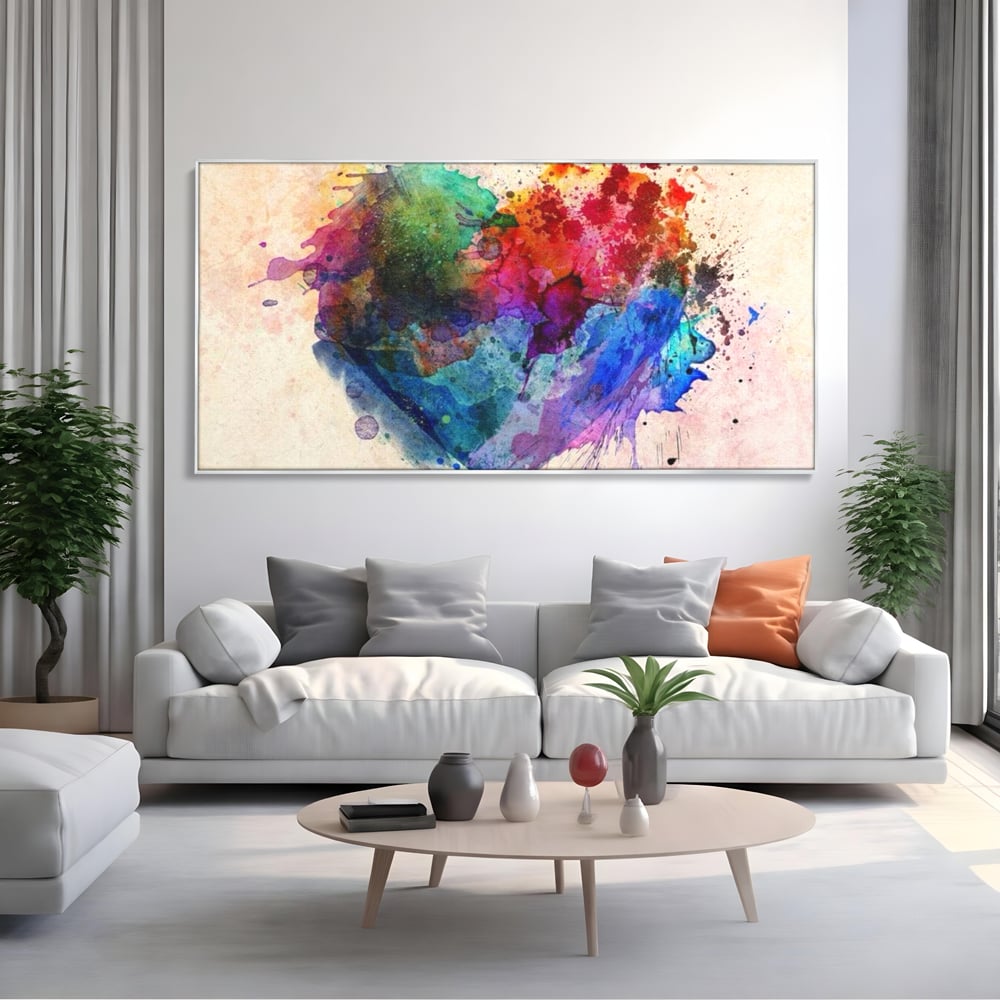 Tablou canvas cu tablou canvas cu inima colorata, in rama de aluminiu argintiu, pe perete intr-un living