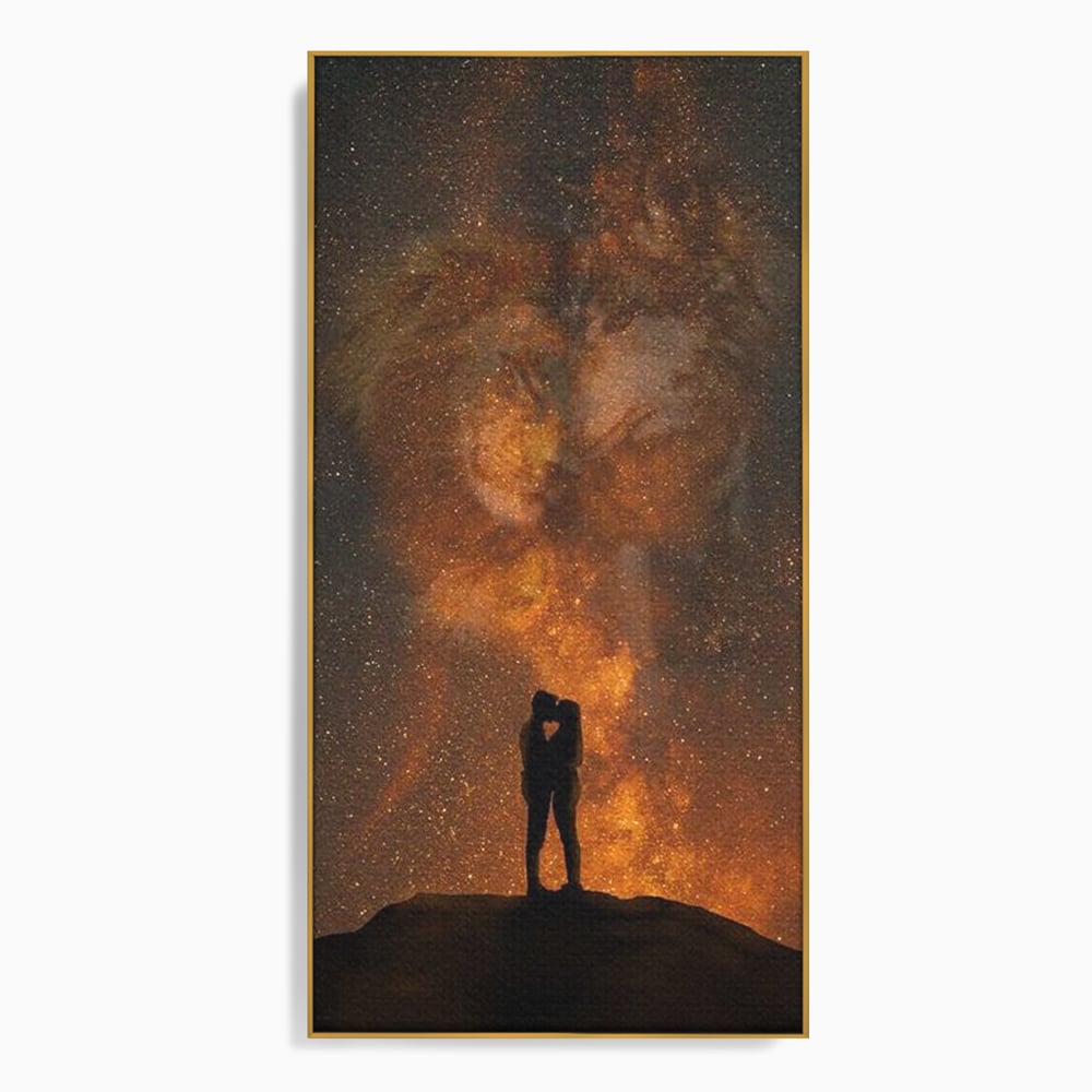 Tablou canvas cu tablou canvas cu siluete de indragostiti si constelatii, in rama de aluminiu auriu