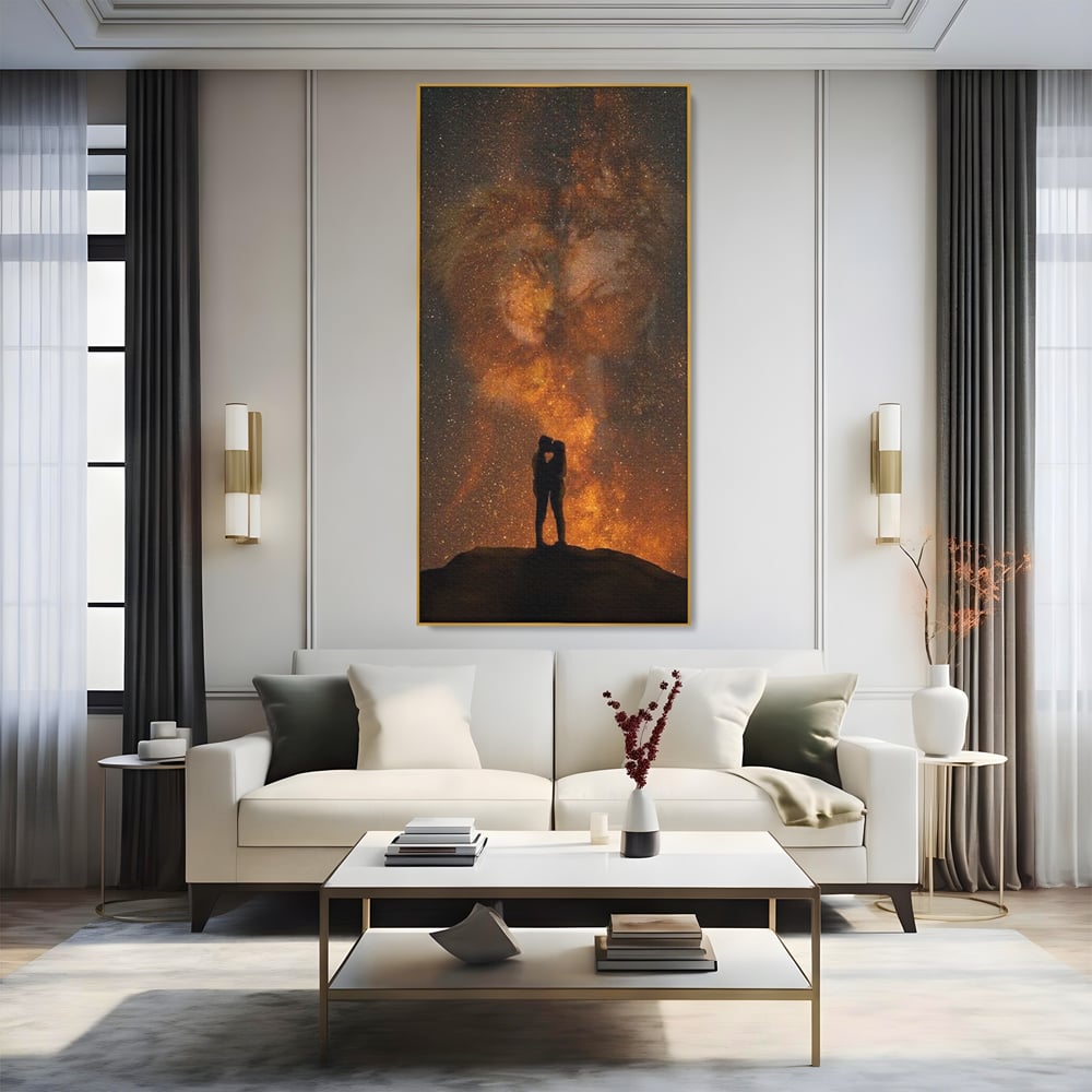 Tablou canvas cu tablou canvas cu siluete de indragostiti si constelatii, in rama de aluminiu auriu, pe perete intr-un living