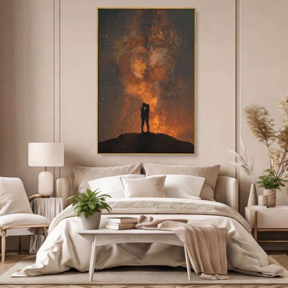 Tablou canvas cu tablou canvas cu siluete de indragostiti si constelatii, in rama de aluminiu auriu, pe perete intr-un dormitor