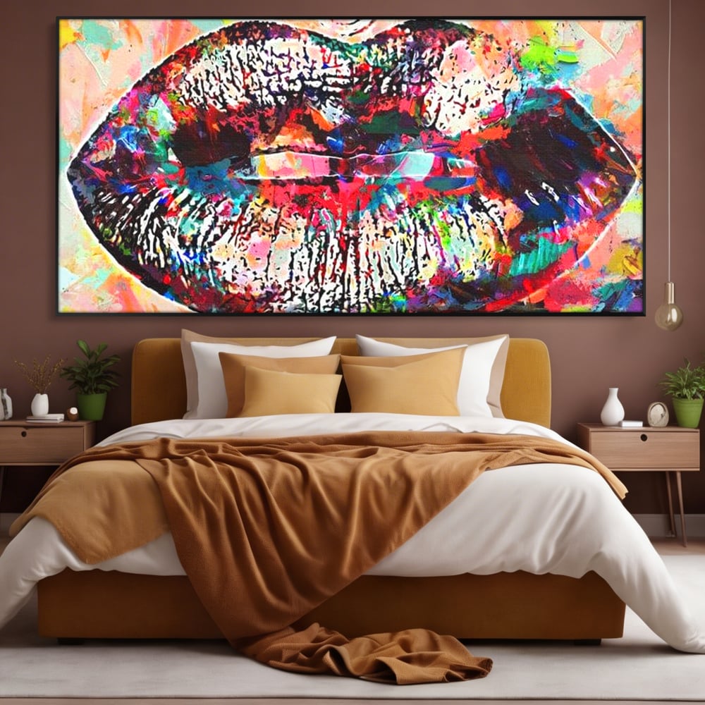 Tablou canvas cu tablou canvas cu buze pop art, in rama de aluminiu negru, pe perete intr-un dormitor
