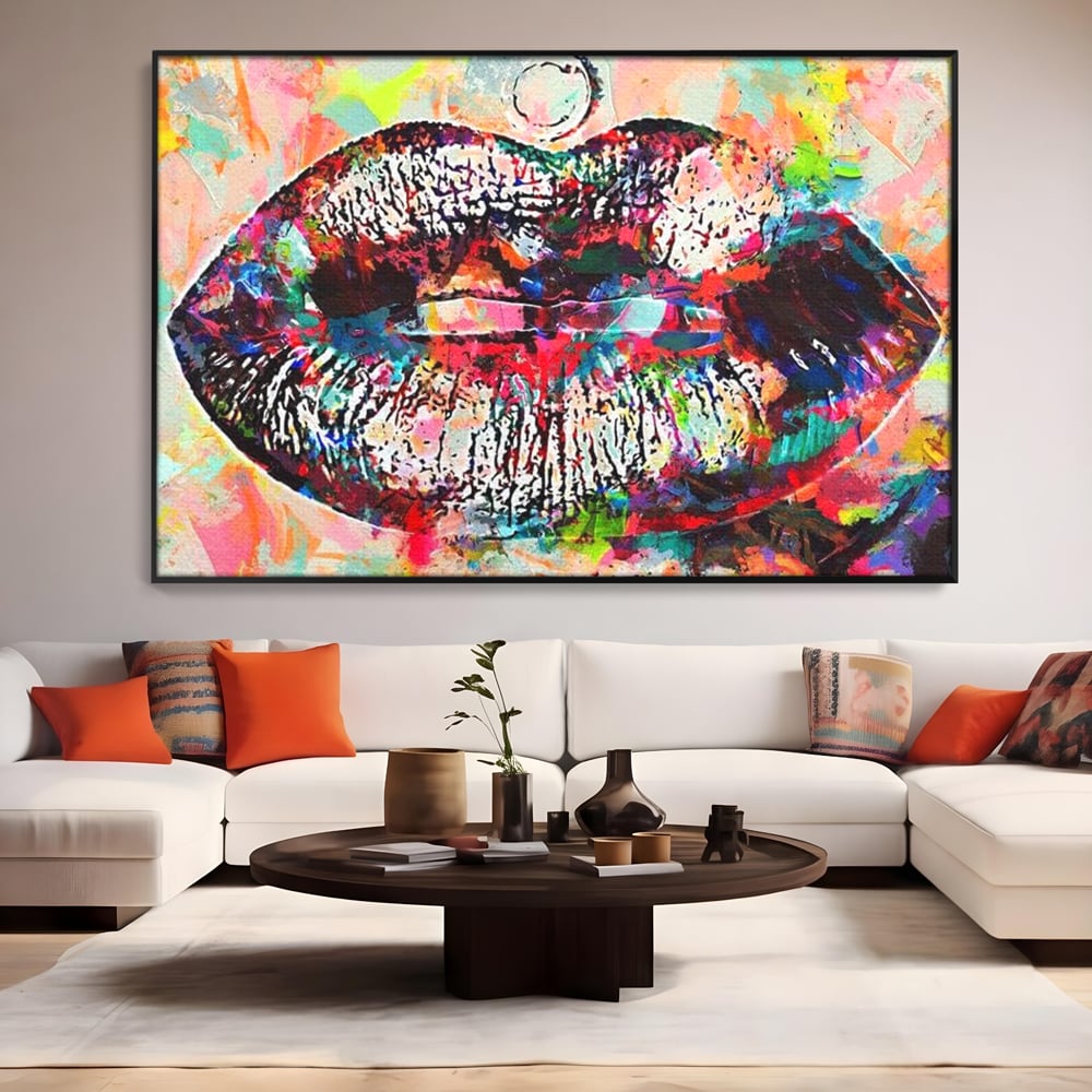 Tablou canvas cu tablou canvas cu buze pop art, in rama de aluminiu negru, pe perete intr-un living