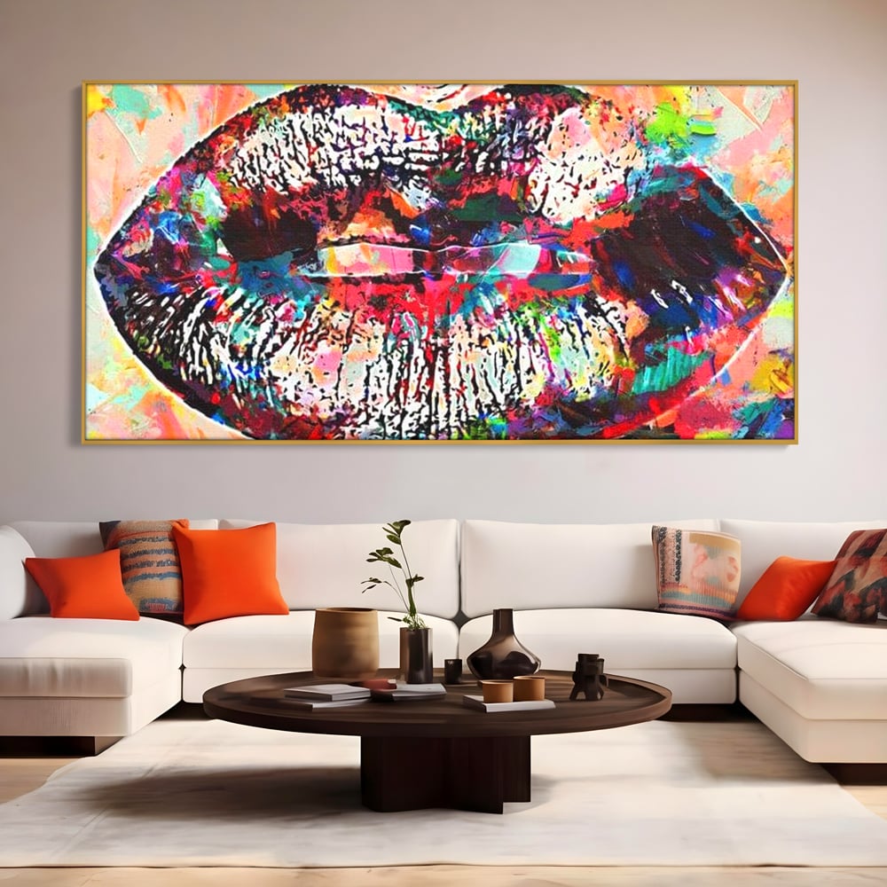 Tablou canvas cu tablou canvas cu buze pop art, in rama de aluminiu auriu, pe perete intr-un living