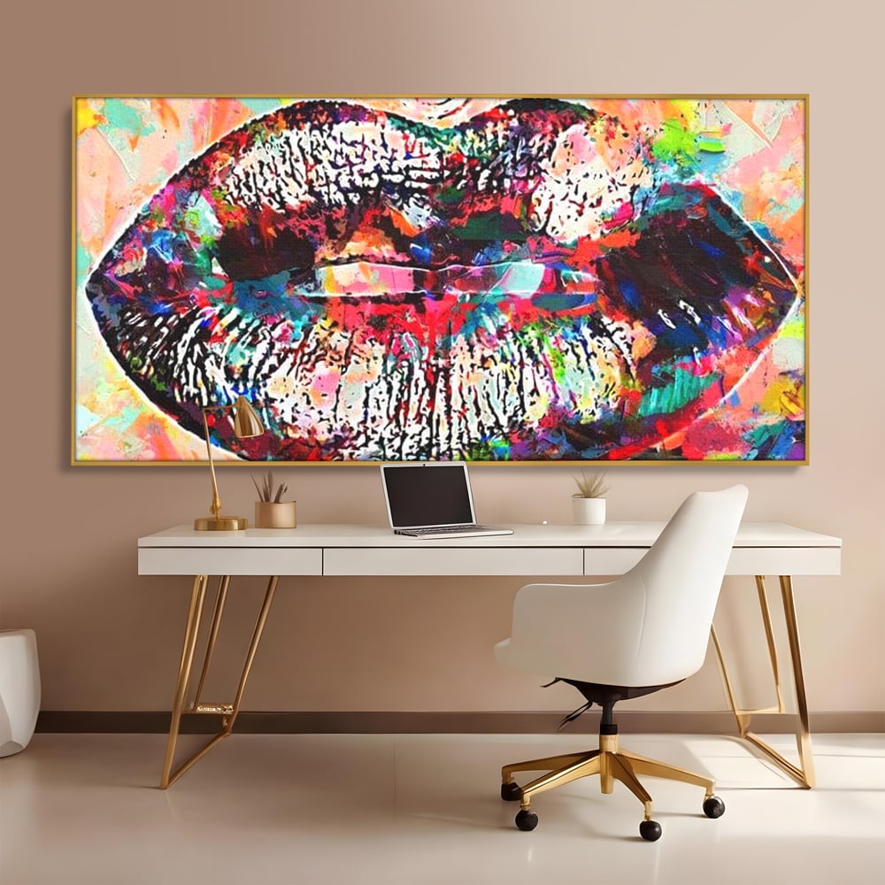 Tablou canvas cu tablou canvas cu buze pop art, in rama de aluminiu auriu, pe perete intr-un birou