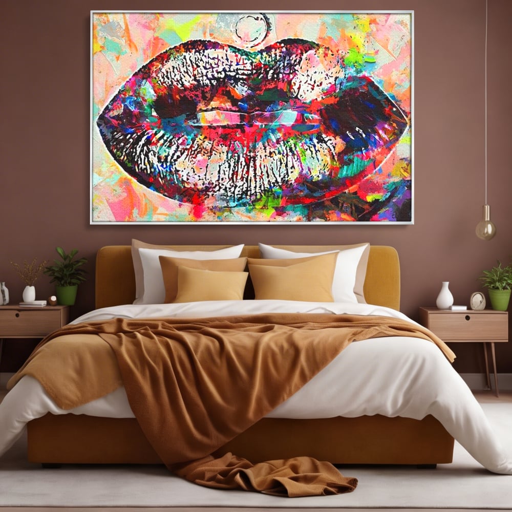 Tablou canvas cu tablou canvas cu buze pop art, in rama de aluminiu argintiu, pe perete intr-un dormitor