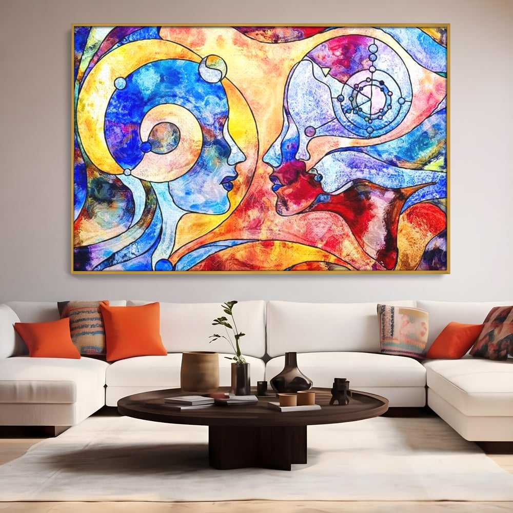 Tablou canvas cu tablou canvas cu doua chipuri profil, in rama de aluminiu auriu, pe perete intr-un living
