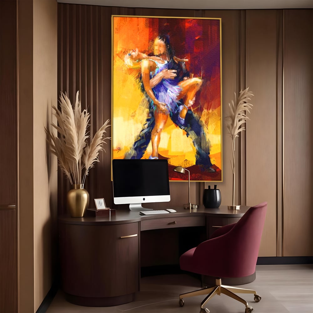 Tablou canvas cu tablou canvas cu un cuplu dansand tango, in rama de aluminiu auriu, pe perete intr-un birou