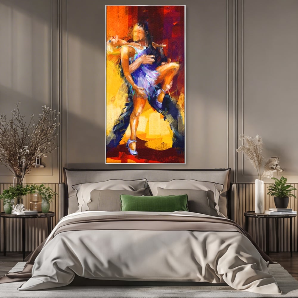 Tablou canvas cu tablou canvas cu un cuplu dansand tango, in rama de aluminiu argintiu, pe perete intr-un dormitor