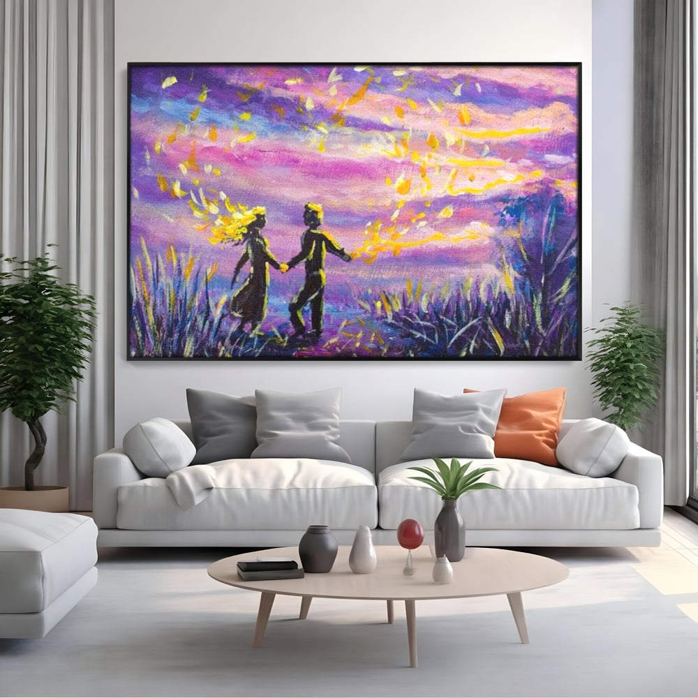 Tablou canvas cu tablou canvas cuplu sub cer lila, in rama de aluminiu negru, pe perete intr-un living