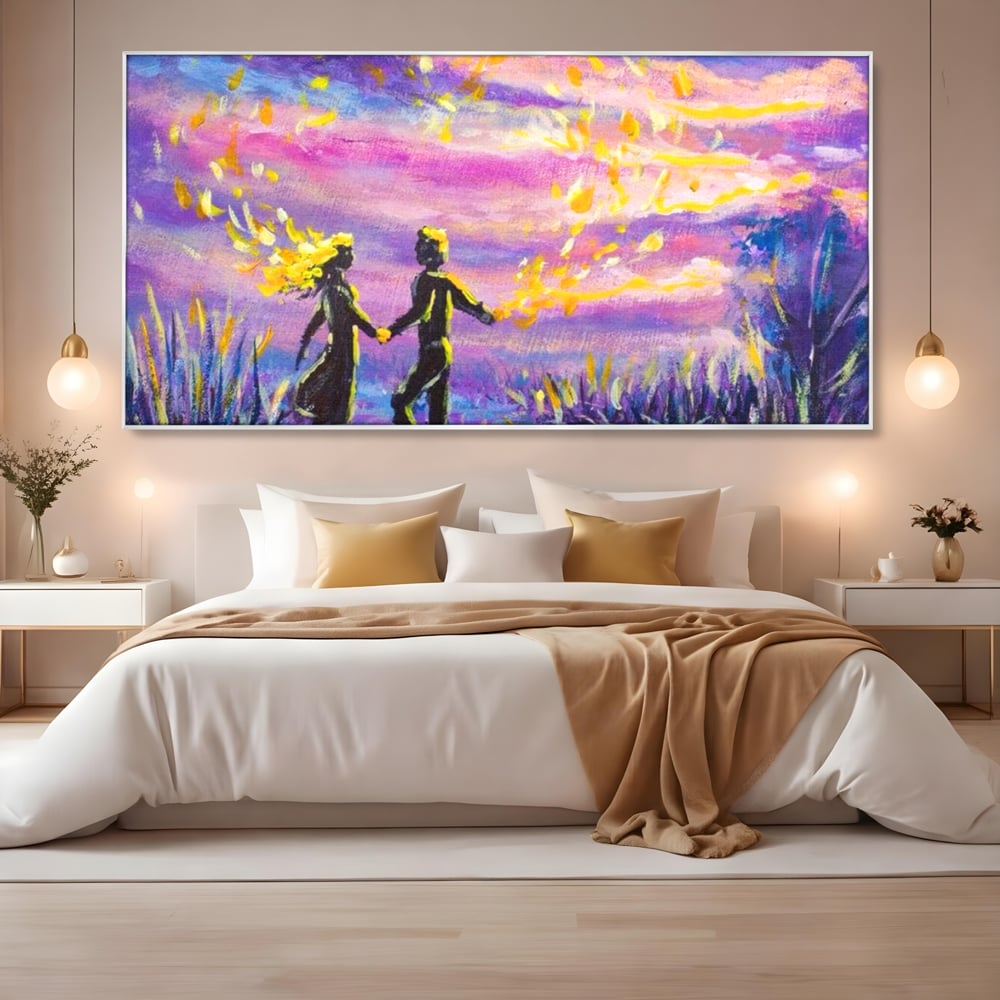 Tablou canvas cu tablou canvas cuplu sub cer lila, in rama de aluminiu argintiu, pe perete intr-un dormitor