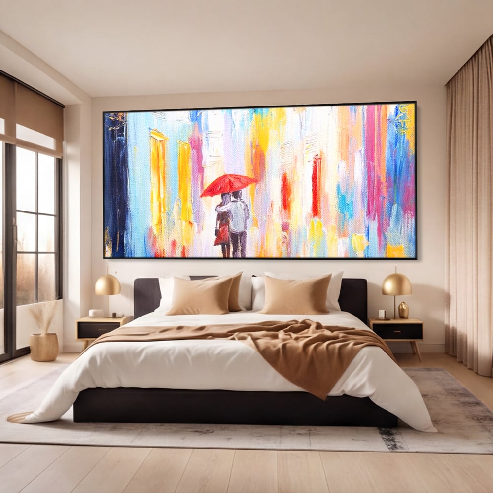Tablou canvas cu pictura cu un cuplu sub umbrela, in rama de aluminiu negru, pe perete intr-un dormitor