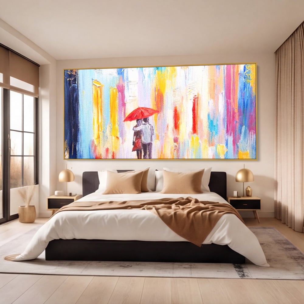 Tablou canvas cu pictura cu un cuplu sub umbrela, in rama de aluminiu auriu, pe perete intr-un dormitor