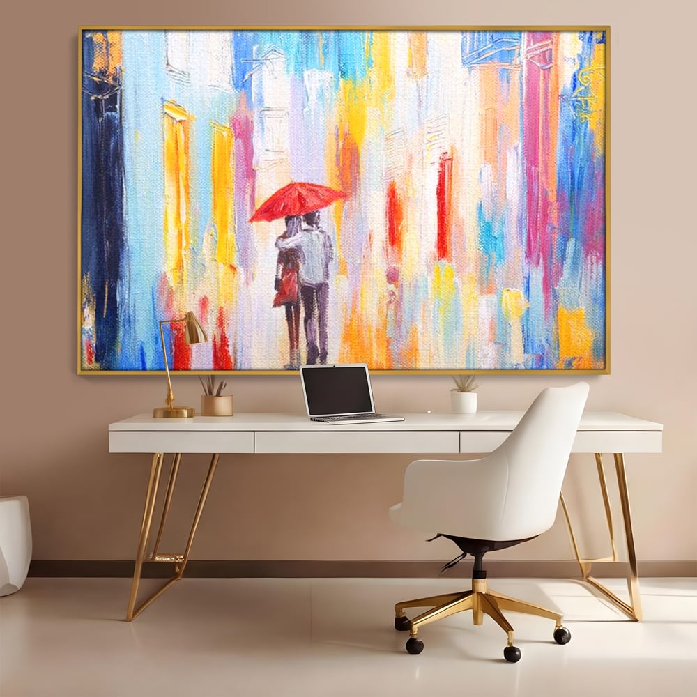 Tablou canvas cu pictura cu un cuplu sub umbrela, in rama de aluminiu auriu, pe perete intr-un birou