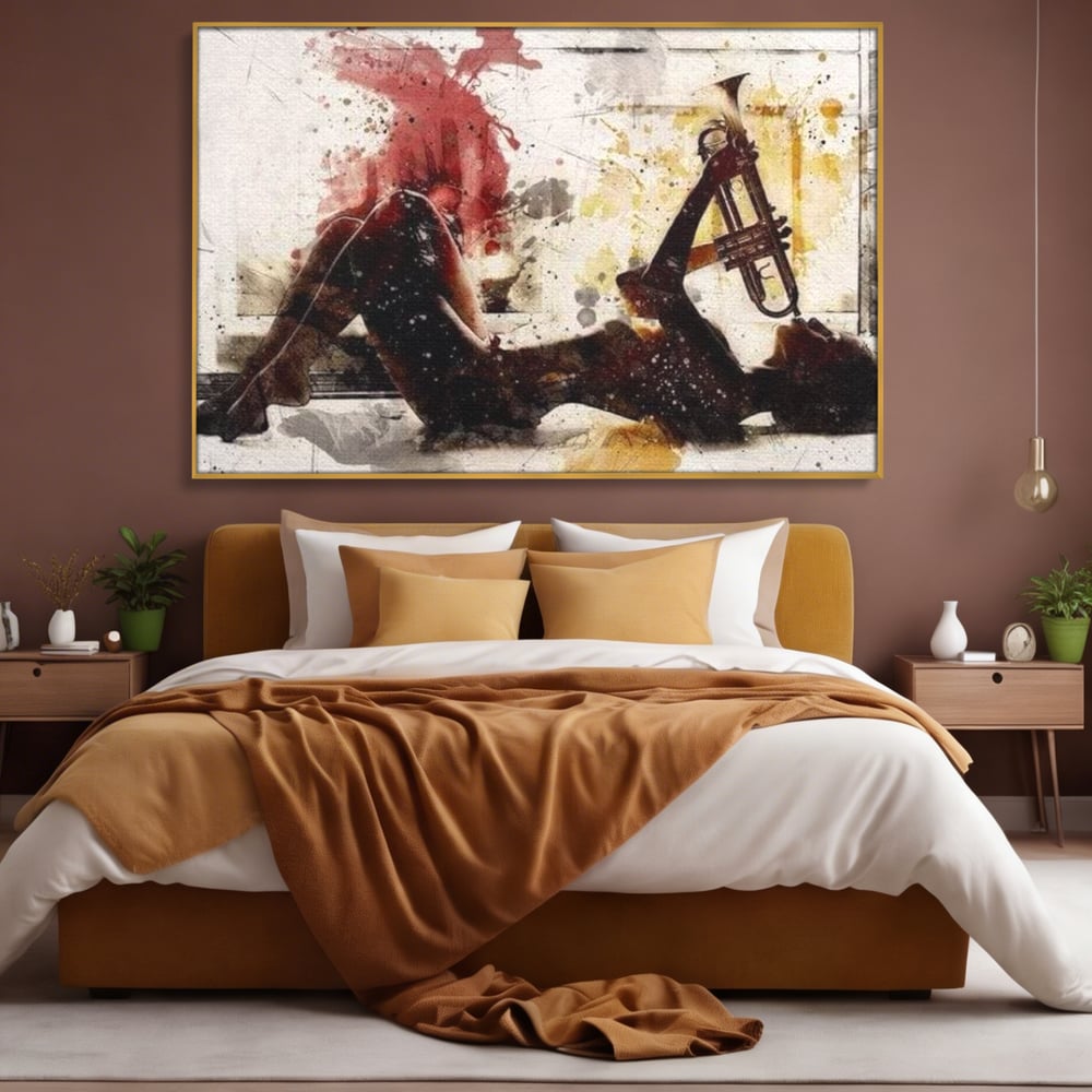 Tablou canvas cu tablou canvas cu silueta si trompeta, in rama de aluminiu auriu, pe perete intr-un dormitor