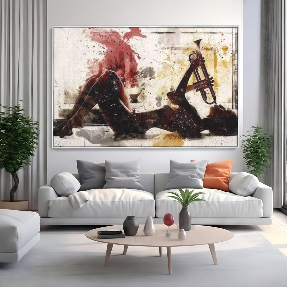 Tablou canvas cu tablou canvas cu silueta si trompeta, in rama de aluminiu argintiu, pe perete intr-un living
