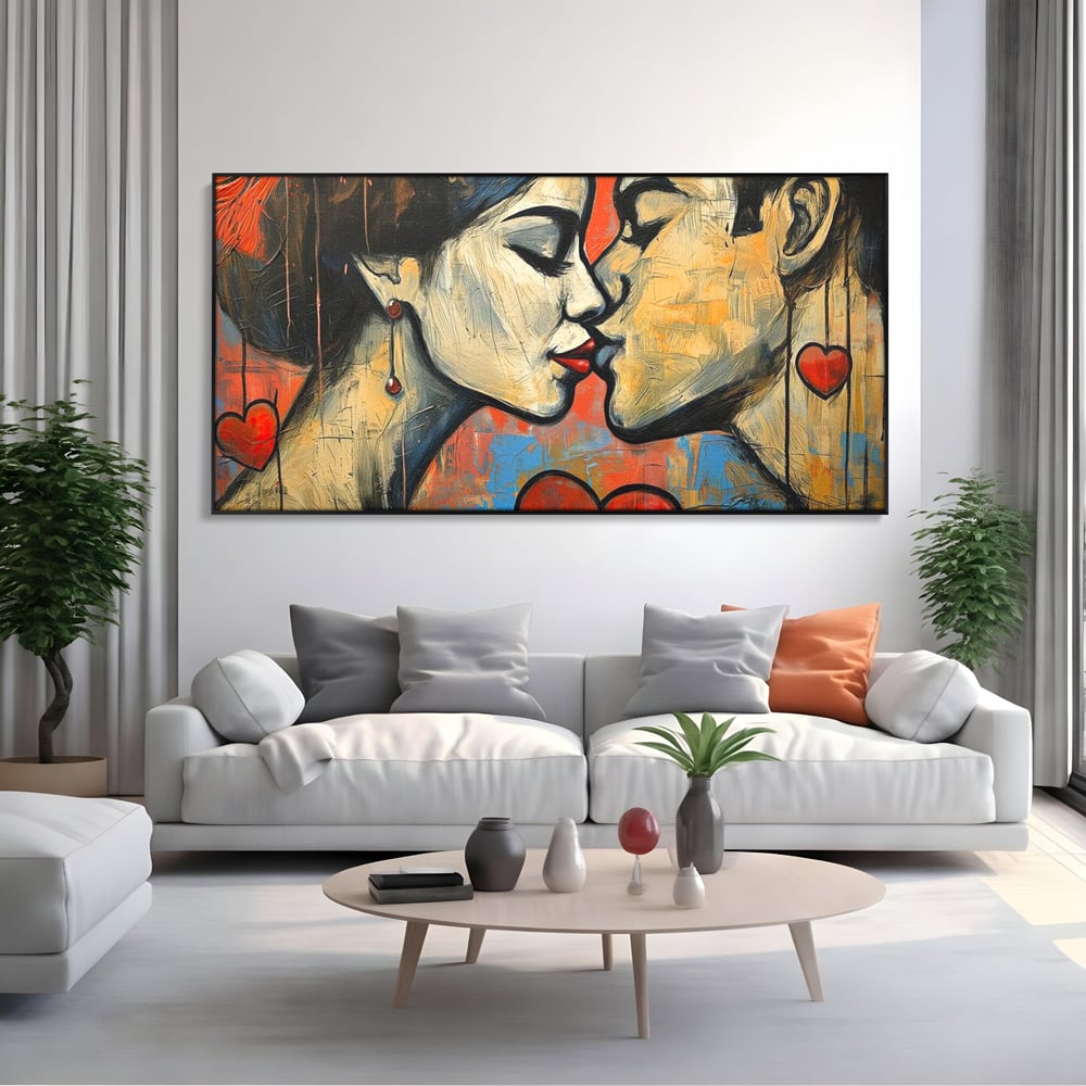 Tablou canvas cu tablou canvas cu sarut pasional, in rama de aluminiu negru, pe perete intr-un living