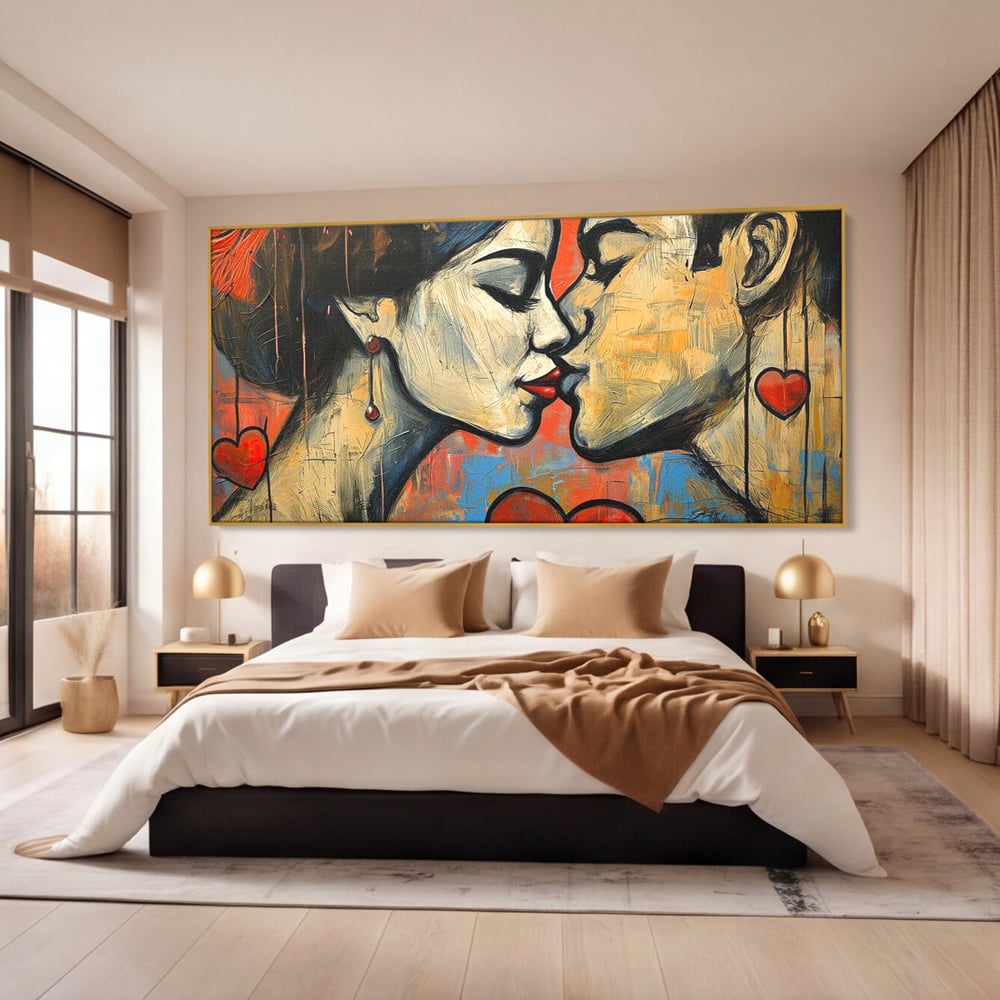 Tablou canvas cu tablou canvas cu sarut pasional, in rama de aluminiu auriu, pe perete intr-un dormitor