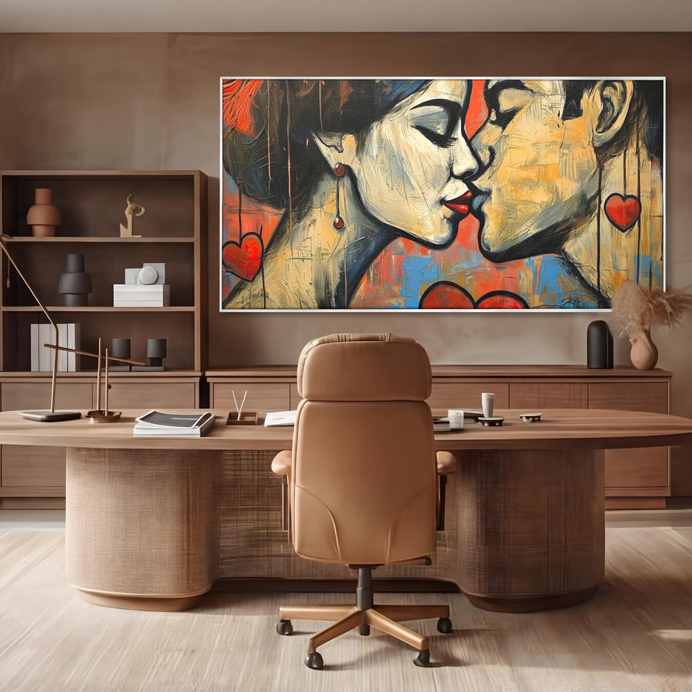 Tablou canvas cu tablou canvas cu sarut pasional, in rama de aluminiu argintiu, pe perete intr-un birou