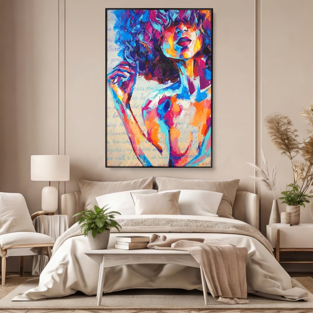 Tablou canvas cu tablou canvas cu portret artistic de femeie, in rama de aluminiu negru, pe perete intr-un dormitor