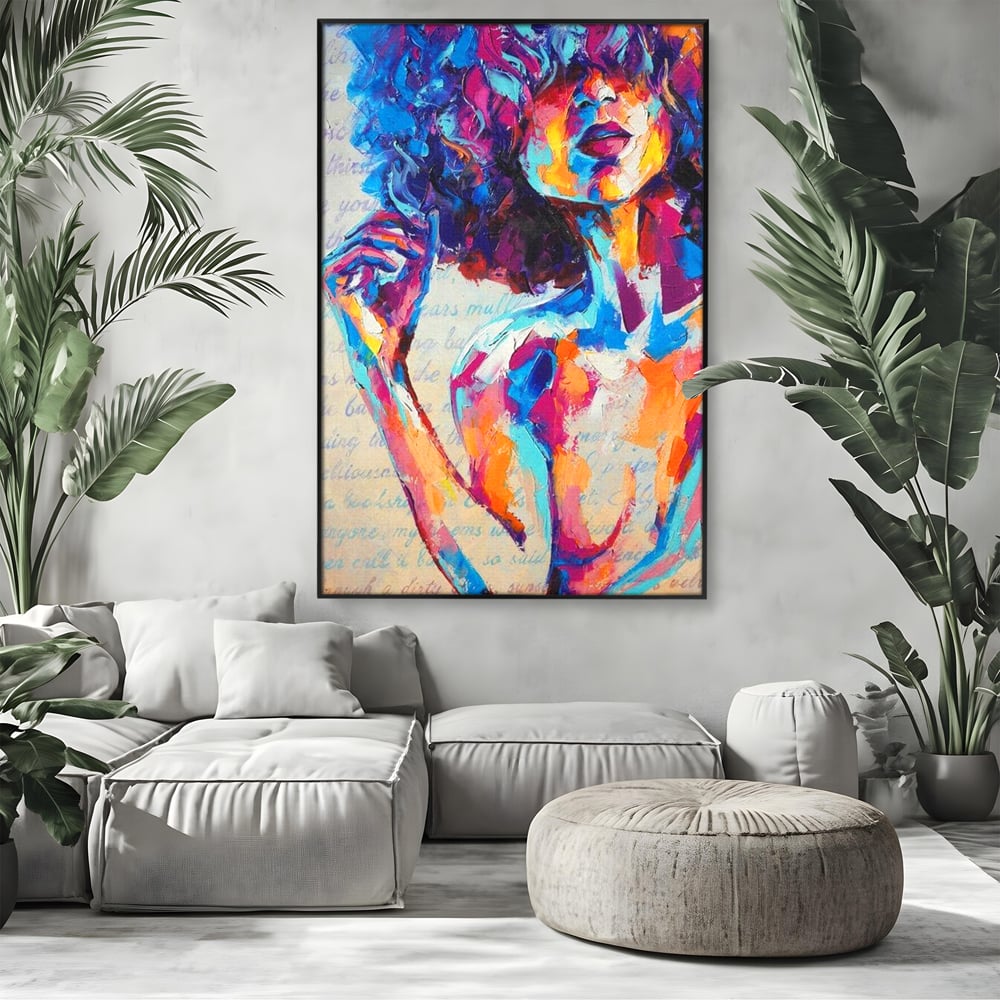 Tablou canvas cu tablou canvas cu portret artistic de femeie, in rama de aluminiu negru, pe perete intr-un living