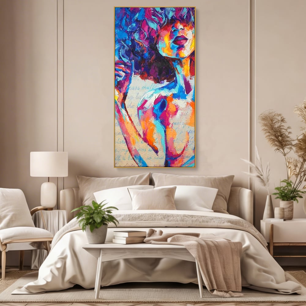 Tablou canvas cu tablou canvas cu portret artistic de femeie, in rama de aluminiu auriu, pe perete intr-un dormitor
