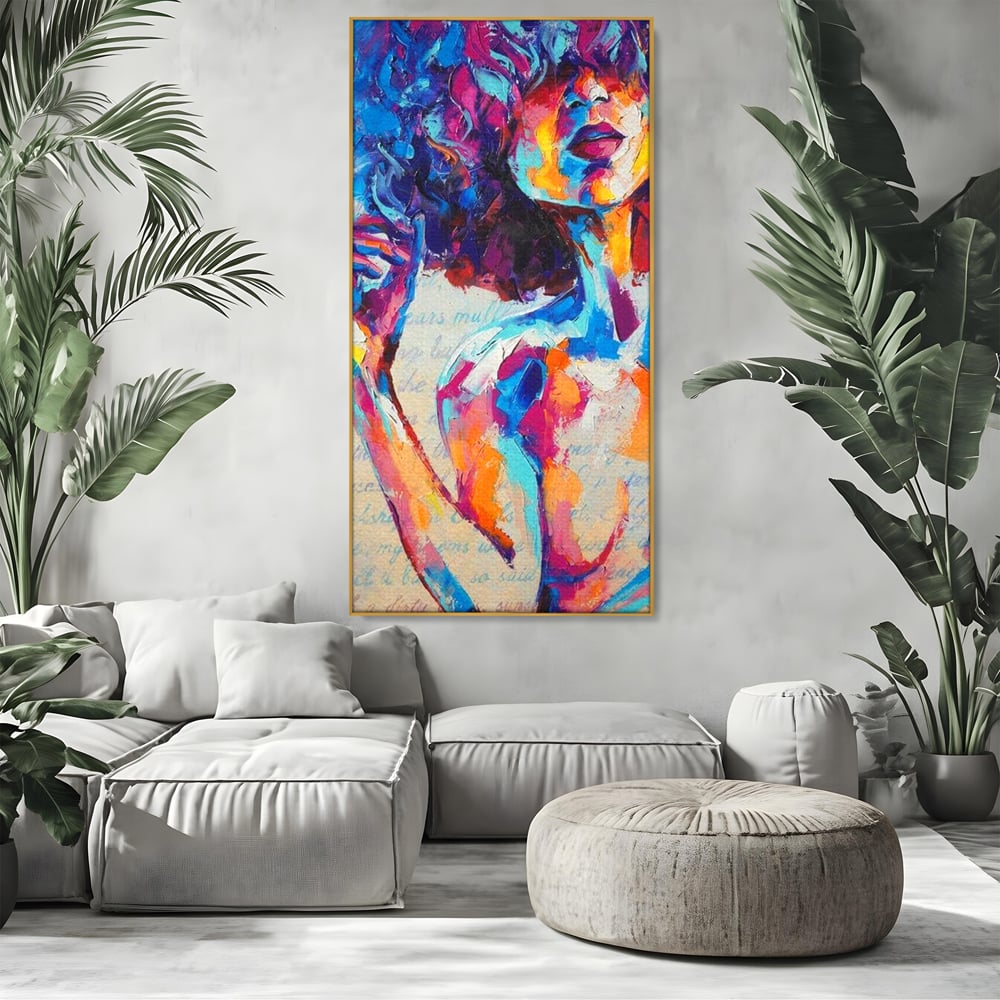 Tablou canvas cu tablou canvas cu portret artistic de femeie, in rama de aluminiu auriu, pe perete intr-un living