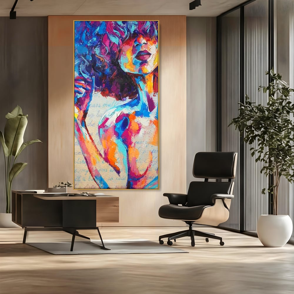 Tablou canvas cu tablou canvas cu portret artistic de femeie, in rama de aluminiu auriu, pe perete intr-un birou