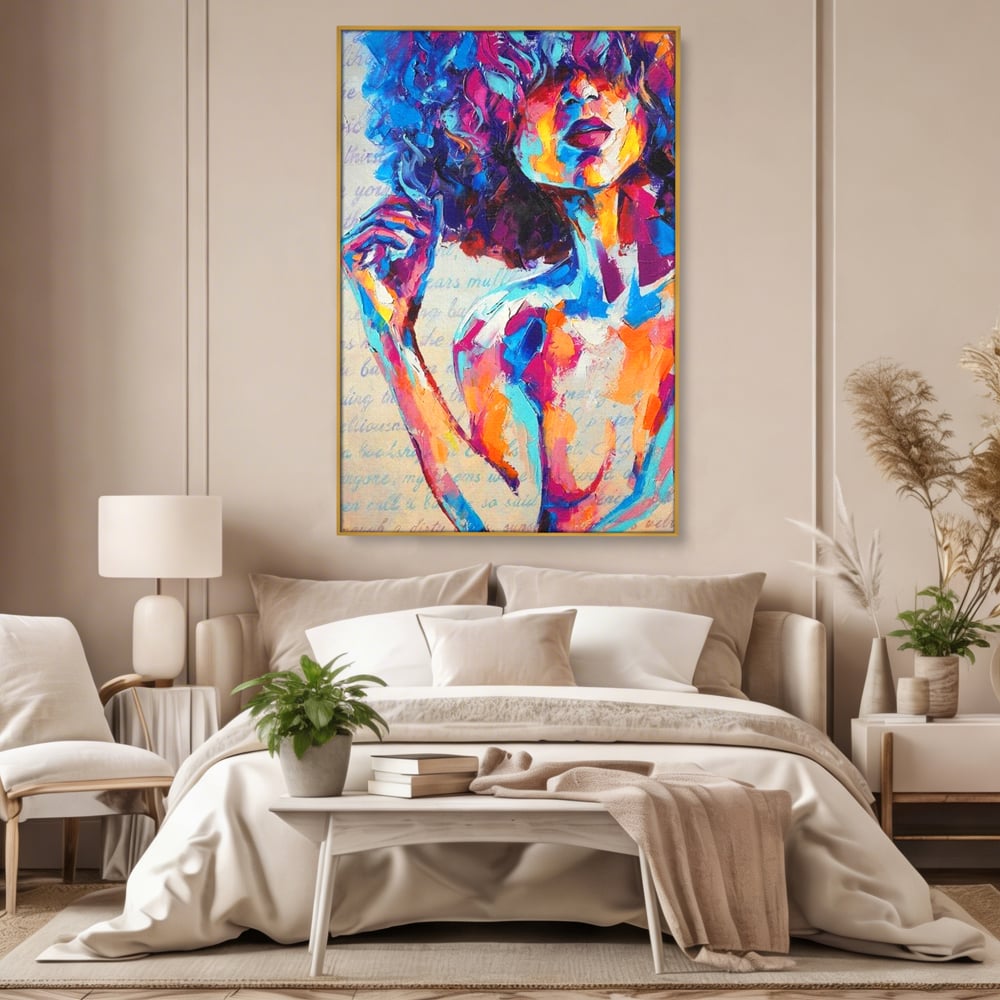 Tablou canvas cu tablou canvas cu portret artistic de femeie, in rama de aluminiu auriu, pe perete intr-un dormitor