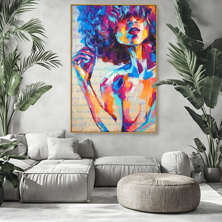 Tablou canvas cu tablou canvas cu portret artistic de femeie, in rama de aluminiu auriu, pe perete intr-un living