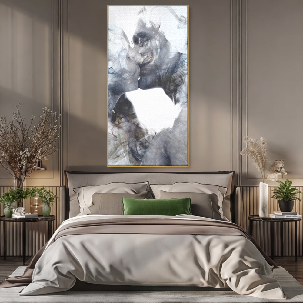 Tablou canvas cu tablou canvas cu siluete in fum, in rama de aluminiu auriu, pe perete intr-un dormitor