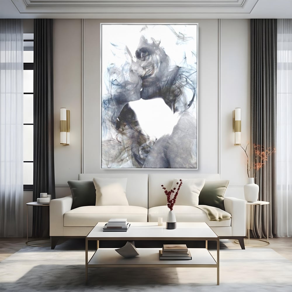 Tablou canvas cu tablou canvas cu siluete in fum, in rama de aluminiu argintiu, pe perete intr-un living