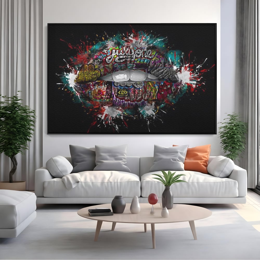 Tablou canvas cu tablou canvas cu buze grafitti, in rama de aluminiu negru, pe perete intr-un living