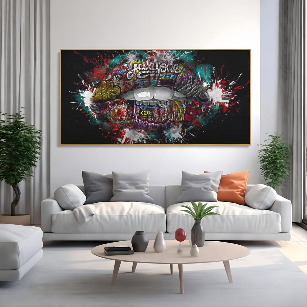 Tablou canvas cu tablou canvas cu buze grafitti, in rama de aluminiu auriu, pe perete intr-un living