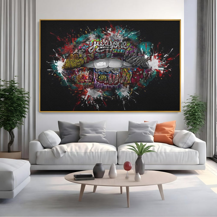 Tablou canvas cu tablou canvas cu buze grafitti, in rama de aluminiu auriu, pe perete intr-un living