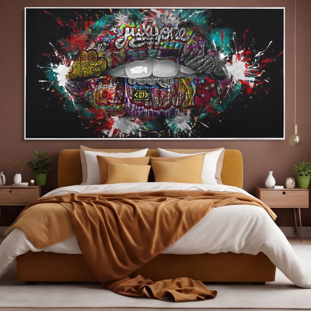 Tablou canvas cu tablou canvas cu buze grafitti, in rama de aluminiu argintiu, pe perete intr-un dormitor