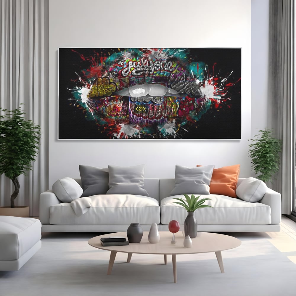 Tablou canvas cu tablou canvas cu buze grafitti, in rama de aluminiu argintiu, pe perete intr-un living