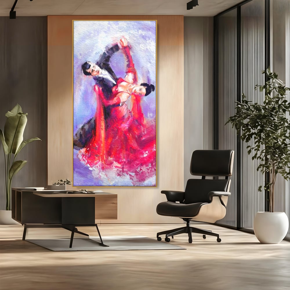 Tablou canvas cu tablou canvas cu o pereche dansand, in rama de aluminiu auriu, pe perete intr-un birou