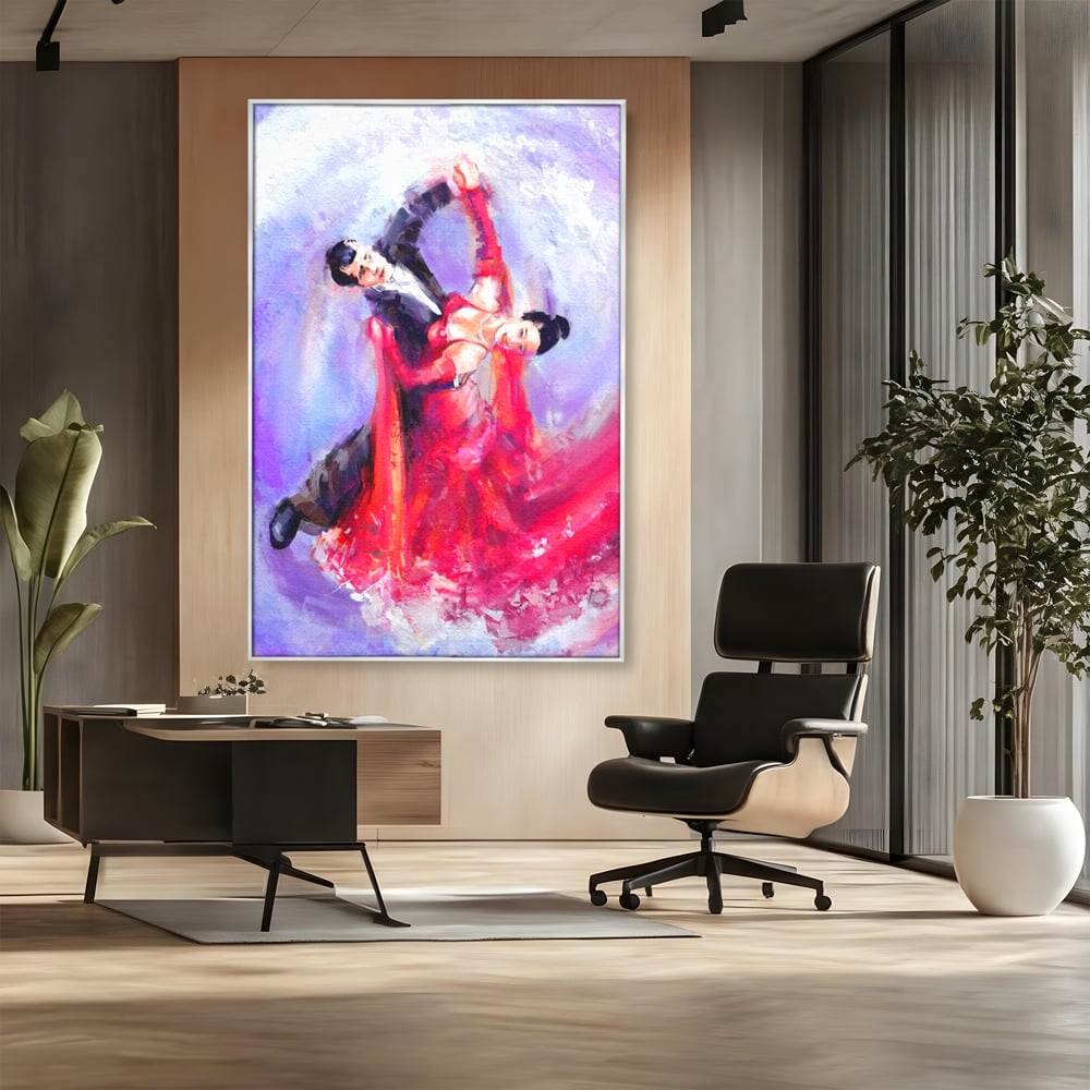 Tablou canvas cu tablou canvas cu o pereche dansand, in rama de aluminiu argintiu, pe perete intr-un birou