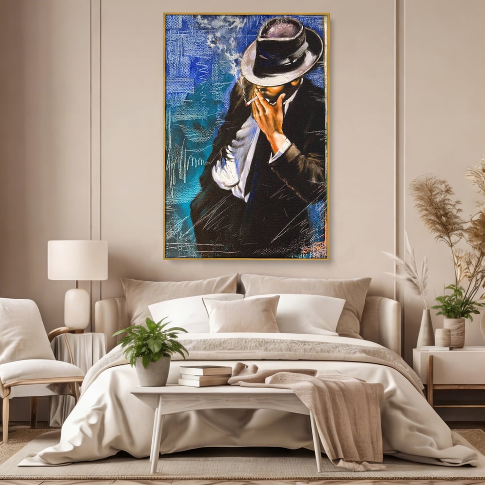 Tablou canvas cu pictura cu barbat fumand sub palarie, in rama de aluminiu auriu, pe perete intr-un dormitor