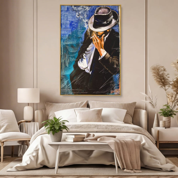 Tablou canvas cu pictura cu barbat fumand sub palarie, in rama de aluminiu auriu, pe perete intr-un dormitor
